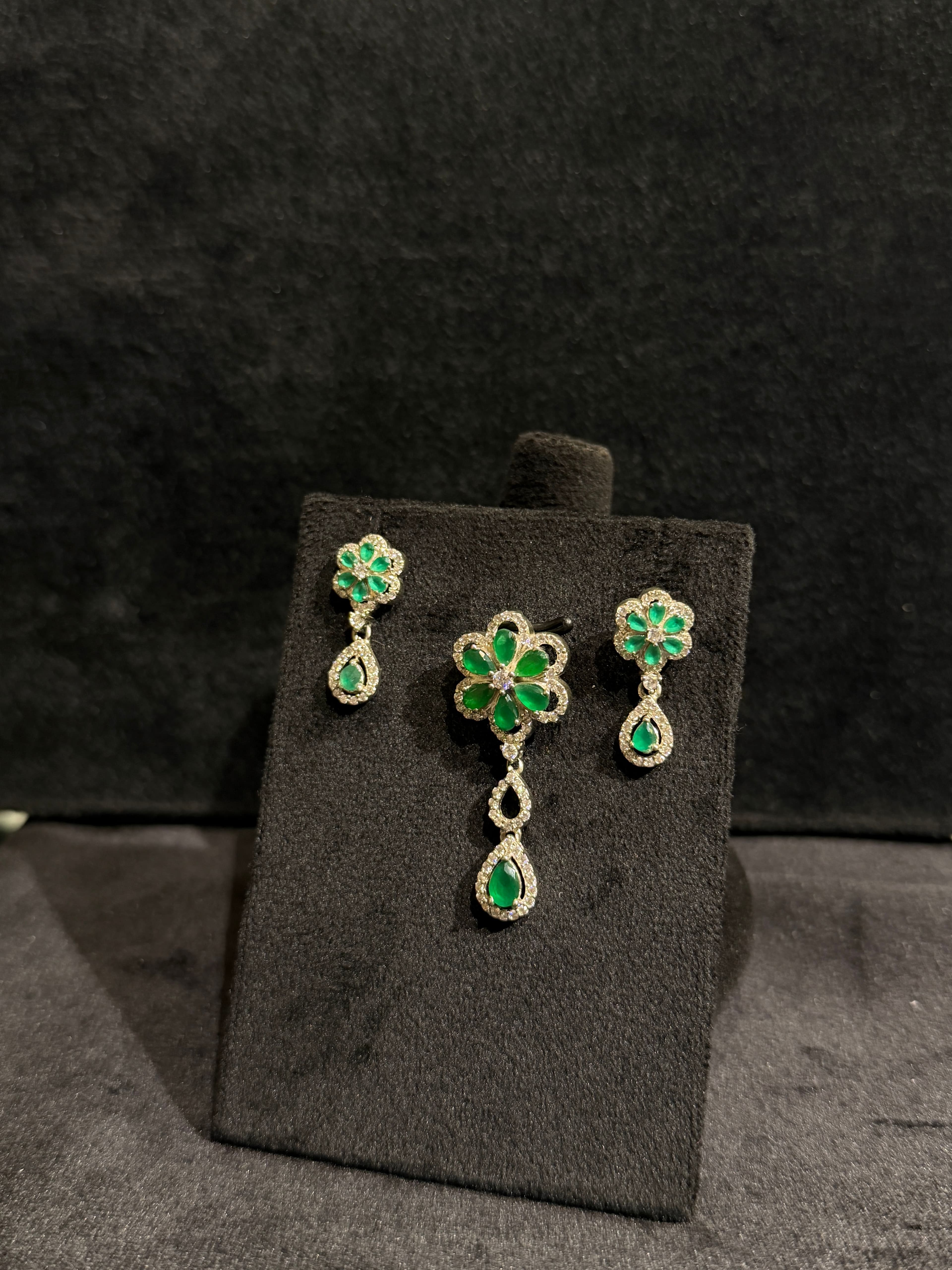 Emerald Bloom Silver Pendant Set