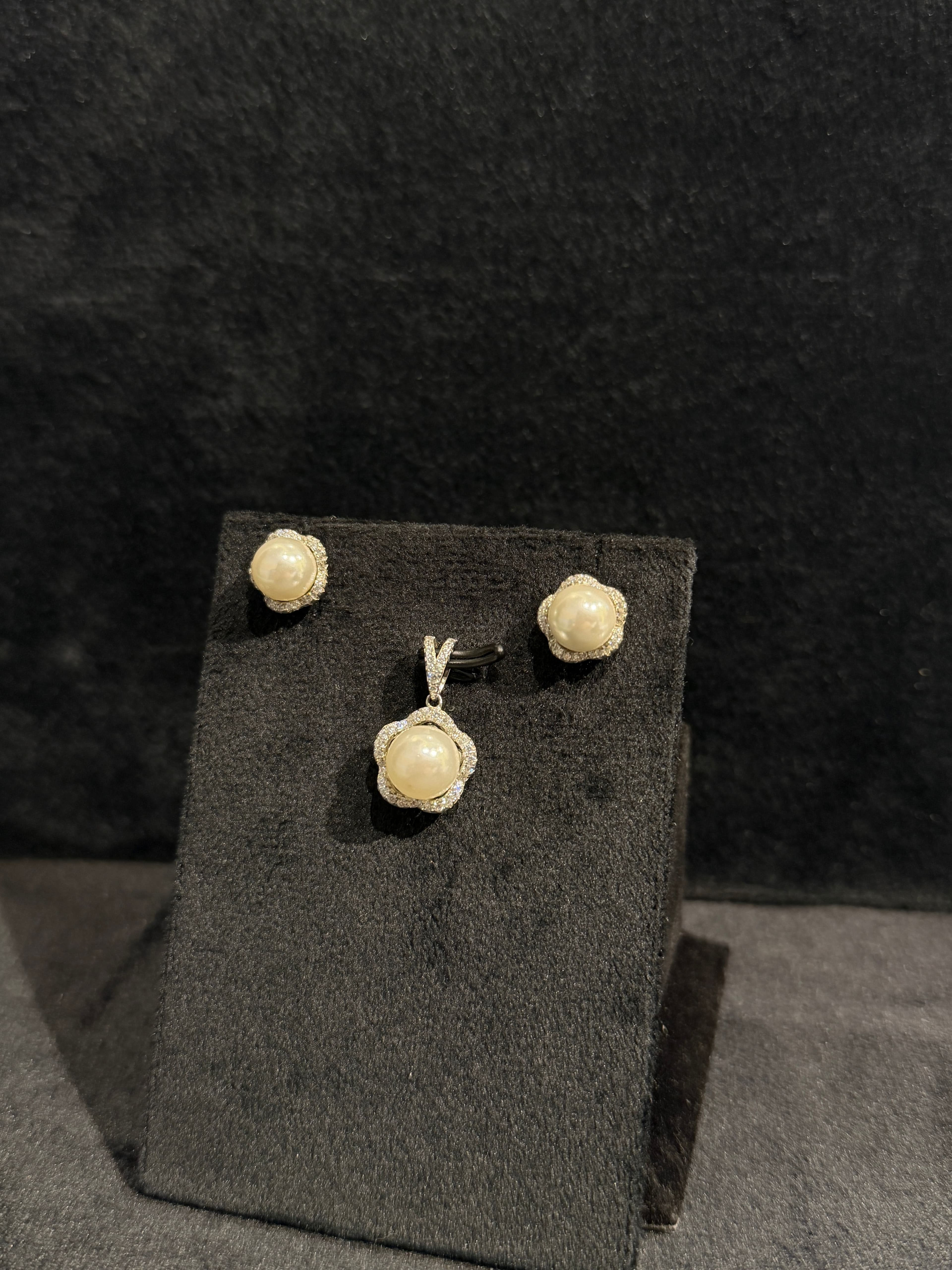 Pearl Flower Pendant Set